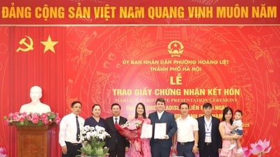 Chủ tịch UBND phường Hoàng Liệt trao giấy chứng nhận kết hôn cho đôi vợ chồng Việt - Nga