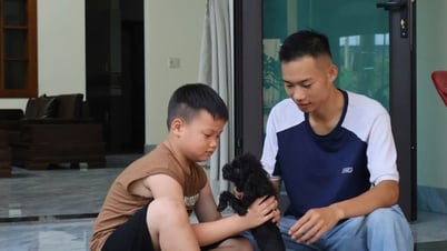 ‘Người hùng’ cứu cháu bé mắc kẹt trên đường ray tàu hoả