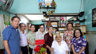 Thăm và tặng quà văn nghệ sĩ tiêu biểu