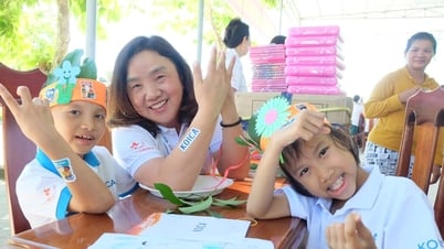 Tình nguyện viên Hàn Quốc giao lưu với trẻ khuyết tật