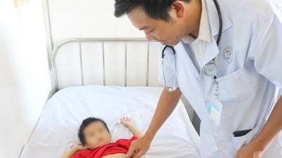 Phẫu thuật lấy búi tóc nặng nửa ký khỏi dạ dày bệnh nhi 5 tuổi