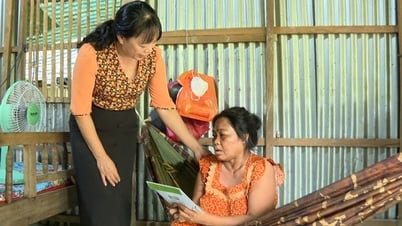 Báo và Đài Phát thanh Truyền hình Đồng Tháp trao tiền ủng hộ của bạn đọc cho bệnh nhân nghèo