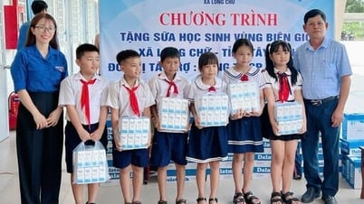 ชุมชนลองจู : มอบของขวัญให้นักเรียนในพื้นที่ชายแดน