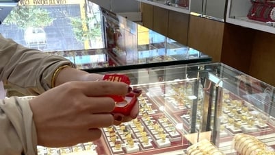Giá vàng hôm nay 16/7/2025: Bão tố chưa qua, giá vàng trong nước mất đỉnh 121 triệu, vàng thế giới giằng co quanh đỉnh 3300 USD