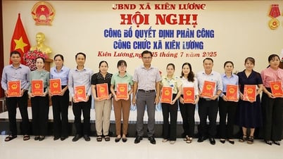 Xã Kiên Lương trao quyết định phân công 40 công chức các phòng, trung tâm