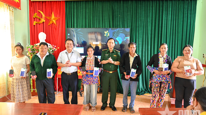 Bộ đội Biên phòng tỉnh Lai Châu tặng quà, tuyên truyền Phong trào “Bình dân học vụ số”