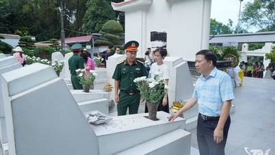 Đoàn đại biểu tỉnh Thái Nguyên tưởng niệm các Anh hùng liệt sĩ tại Ngã ba Đồng Lộc