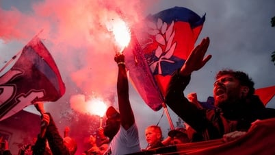 CĐV Crystal Palace biểu tình, đốt pháo sáng phản đối quyết định của UEFA