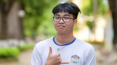 Thủ khoa 'kép' khối A01 và D01: Chọn ngành kỹ thuật nhưng yêu văn, làm thơ, viết rap