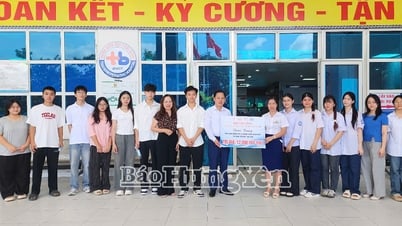 Câu lạc bộ Thiện nguyện học sinh Thái Bình trao quà cho bệnh nhi khó khăn