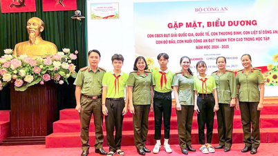 Chương trình “Mẹ đỡ đầu” có 3 gương hiếu học được Bộ Công an biểu dương