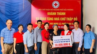Trao tặng nhà “Chữ thập đỏ” cho hộ gia đình khó khăn ở phường Nhị Chiểu