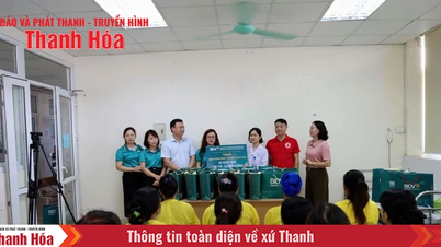 Trao quà cho trẻ em tại Bệnh viện Nhi Thanh Hóa