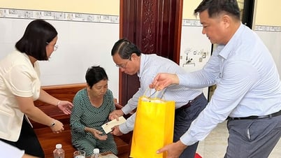 Xã Phú Hòa thăm, trao quà của Phó Chủ tịch nước Võ Thị Ánh Xuân cho các gia đình chính sách