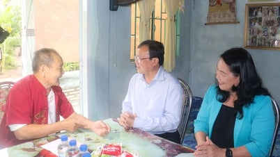 Phó Bí thư Tỉnh ủy Vĩnh Long Lê Văn Hẳn thăm 3 gia đình chính sách tại xã Trà Ôn