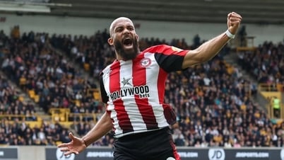 Man Utd "mặc cả từng xu" với ngôi sao Brentford, CĐV buông lời cay đắng