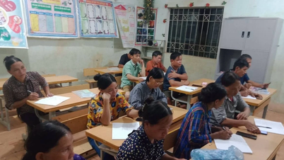 Sáng đèn lớp học bên sông