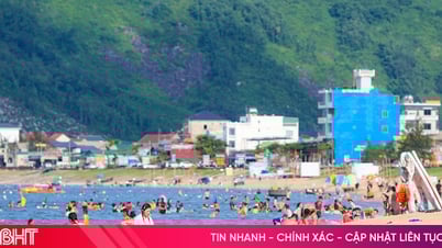 Biển Thiên Cầm "hút khách" chẳng đợi cuối tuần