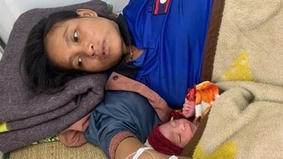 Hỗ trợ sản phụ người Lào sinh con ở trạm y tế khu vực biên giới