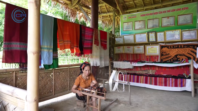 Thăm quan ngôi làng thổ cẩm người Thái đen