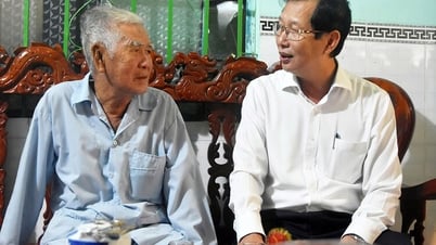 Phó Chủ tịch UBND tỉnh An Giang Lê Văn Phước thăm, tặng quà gia đình chính sách
