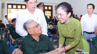Đồng chí Võ Thị Minh Sinh viếng các Anh hùng liệt sĩ và tặng quà người có công ở Nghệ An