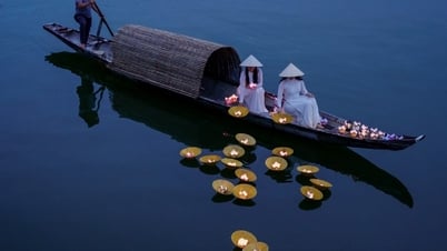 Thả đèn hoa đăng trên dòng sông Hương