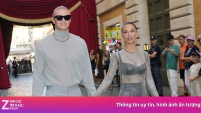 Bạn gái Haaland mặc táo bạo