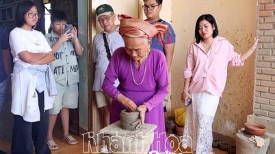 Làng gốm Bàu Trúc vào mùa du lịch cao điểm