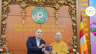 Thượng tọa Thích Đức Thiện nhận Huân chương Đại sứ thiện chí