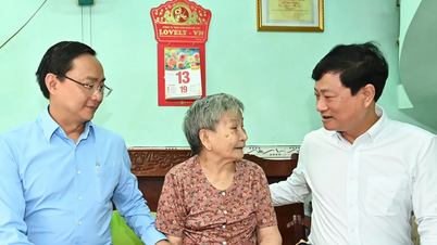 Chủ tịch HĐND TPHCM Võ Văn Minh thăm người có công với cách mạng