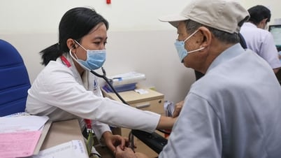 Đề xuất 'thông tuyến' bảo hiểm y tế cho người 70 tuổi
