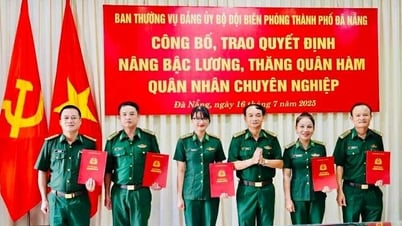 Trao quyết định nâng lương, thăng quân hàm thượng tá năm 2025
