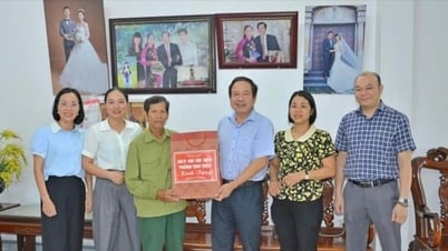 Phường Tùng Thiện tặng quà Bà mẹ Việt Nam Anh hùng và đối tượng chính sách tiêu biểu