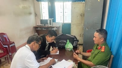 Bàn giao tài sản thất lạc gần 150 triệu đồng cho người dân