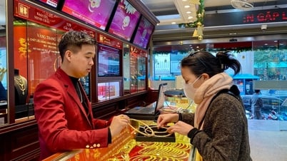 Giá vàng hôm nay 17/7/2025: Giá vàng trong nước và vàng thế giới ở mức cao nhờ xung đột và thuế quan