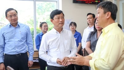 Chủ tịch HĐND TP.HCM Võ Văn Minh khảo sát công tác phục vụ người dân tại xã Nhà Bè