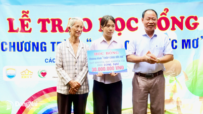 Nữ sinh nghèo phường An Lộc đón nhận học bổng hơn 110 triệu đồng