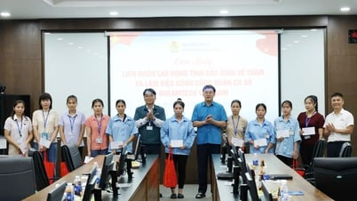 Lãnh đạo Liên đoàn Lao động tỉnh Bắc Ninh làm việc với 15 doanh nghiệp và tặng quà công nhân có hoàn cảnh khó khăn