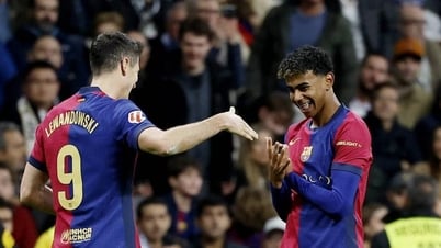 Yamal biến Lewandowski và Gavi thành...những kẻ học việc