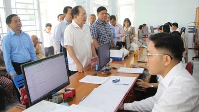 Phó Chủ tịch Thường trực UBND tỉnh An Giang Nguyễn Thanh Phong tặng quà người có công và kiểm tra kết quả vận hành chính quyền cơ sở
