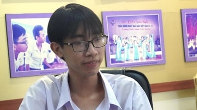 Cậu học trò mang danh hiệu thủ khoa khối A00 lần đầu về ngôi trường xứ biển