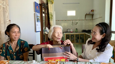 Lãnh đạo tỉnh thăm, tặng quà gia đình chính sách, người có công