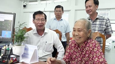 Der stellvertretende Vorsitzende des Volkskomitees der Provinz An Giang, Le Van Phuoc, inspiziert die Aktivitäten der Basisregierung nach der Fusion
