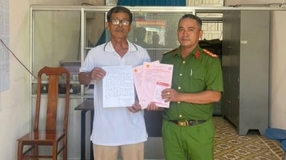 Nhặt được gần 150 triệu đồng, nhờ Công an xã tìm trao lại cho người đánh rơi