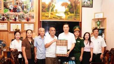 Phường Yên Hòa thăm, tặng quà gia đình chính sách nhân dịp 27-7