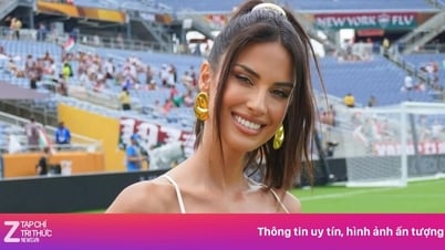 Nữ MC hở bạo đáp trả chỉ trích
