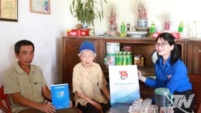 Thăm, tặng quà gia đình chính sách tại xã Đại Từ