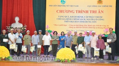 Khám bệnh, cấp thuốc và tặng quà Bà mẹ Việt Nam anh hùng, gia đình chính sách, người có công với cách mạng