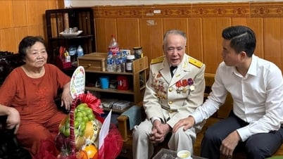 Phường Ô Chợ Dừa thăm, tặng quà tri ân người có công
